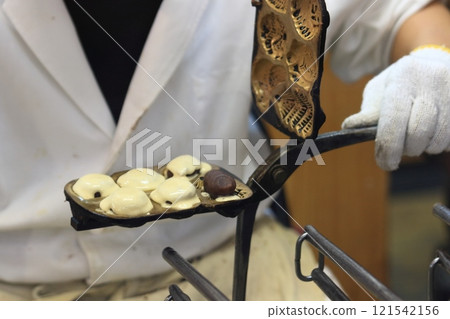 製作人形燒的工匠之手 手工製作的人形燒 121542156