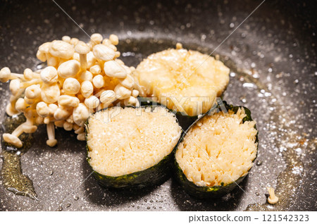 Enoki mushroom seaweed rolls baked in a frying pan Enoki mushroom seaweed rolls baked in a frying pan 121542323