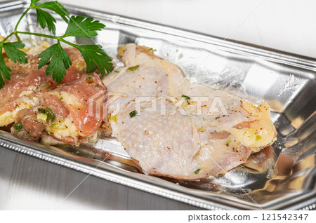 Chicken thighs with green onion and salt sauce 121542347