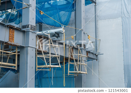 Sky hanger (hanging scaffolding) installed on steel frames at a construction site 121543001