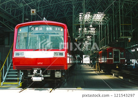 京急電鐵 2000 型列車在車站停靠（特快列車、久里濱展示） 121543297