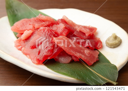 Cutting tuna 121543471