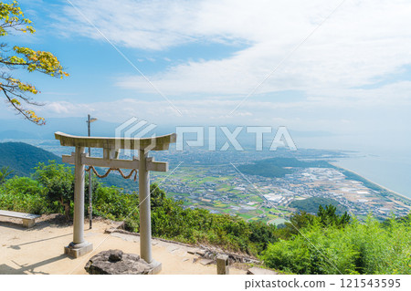 Torii of a shrine with a view of the sea 121543595