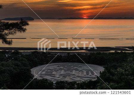 Sunset over the sea and Zenigata sand painting Sunset over the sea and Zenigata sand painting 121543601