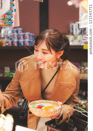 一位年輕女子懷舊地在老式糖果店購物[照片合作：大米/粗點心店加賀田Beikokuten] 121543751