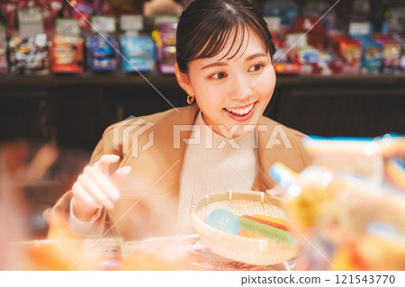 一位年輕女子懷舊地在老式糖果店購物[照片合作：大米/粗點心店加賀田Beikokuten] 121543770