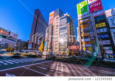 日本東京城市景觀:一線希望。陽光從窗戶反射出來…歌舞伎町擠滿了外國遊客。邁向新時代=29天 日本東京城市景觀:一線希望。陽光從窗戶反射出來…歌舞伎町擠滿了外國遊客。邁向新時代=29天 121545092