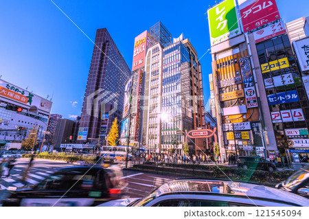 日本東京城市景觀：一線希望。陽光從窗戶反射出來…歌舞伎町擠滿了外國遊客。邁向新時代=29天 121545094