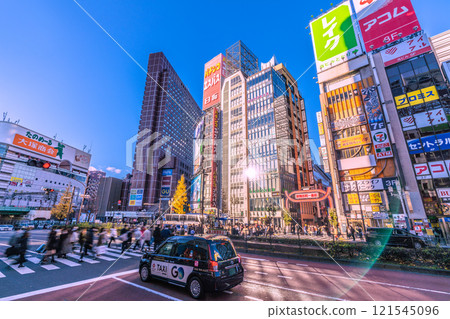 Tokyo cityscape in Japan. A ray of hope. Sunlight reflecting off the windows... Kabukicho bustling with foreign tourists. Towards a new era = 29th Tokyo cityscape in Japan. A ray of hope. Sunlight reflecting off the windows... Kabukicho bustling with foreign tourists. Towards a new era = 29th 121545096