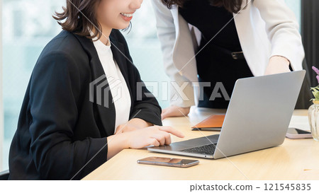 使用計算機的兩名女商人 121545835