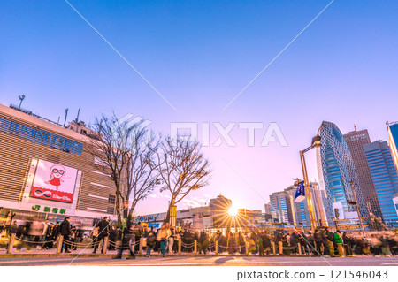 日本東京城市景觀:邁向新時代…年末新宿車站東口的Hokoten(前)。擁擠的車站前...走向輝煌的時代=29日 日本東京城市景觀:邁向新時代…年末新宿車站東口的Hokoten(前)。擁擠的車站前...走向輝煌的時代=29日 121546043