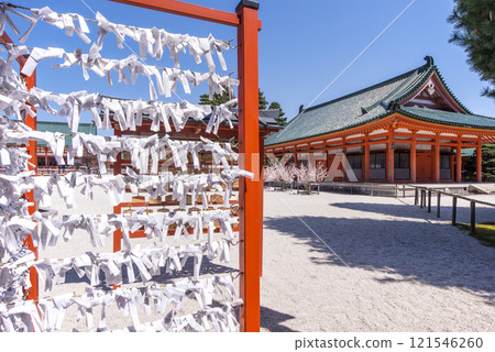 Tied sacred slips - Fortune slips in the shrine grounds - Connecting good fortune 121546260