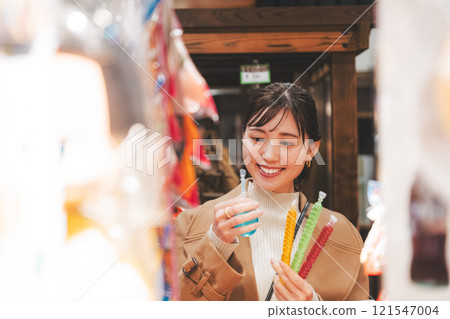 一位年輕女子懷舊地在老式糖果店購物[照片合作：大米/粗點心店加賀田Beikokuten] 121547004