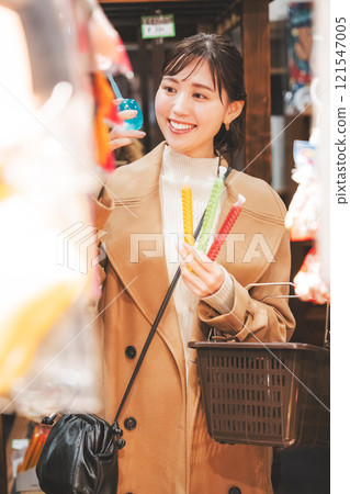 一位年輕女子懷舊地在老式糖果店購物[照片合作：大米/粗點心店加賀田Beikokuten] 121547005
