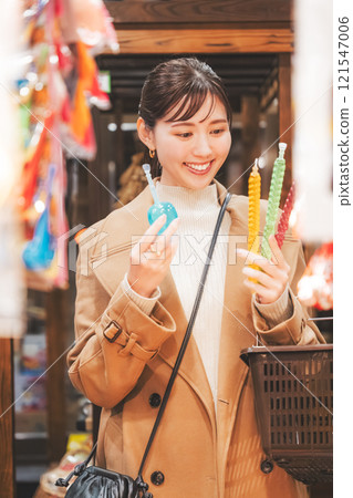 一位年輕女子懷舊地在老式糖果店購物[照片合作：大米/粗點心店加賀田Beikokuten] 121547006