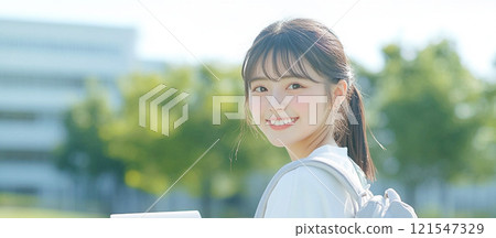 拿著筆記型電腦站在校園裡的女大學生_1 拿著筆記型電腦站在校園裡的女大學生_1 121547329