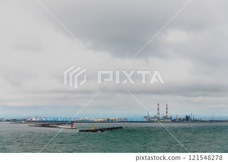 [Sunflower Furano arriving at Tomakomai Ferry Terminal, petrochemical complex and thermal power plant] 121548278