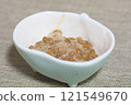 納豆在一個小盤子裡 121549670