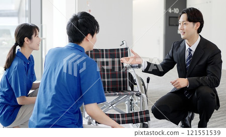 護理人員和福利設備專家顧問談論護理產品 護理人員和福利設備專家顧問談論護理產品 121551539