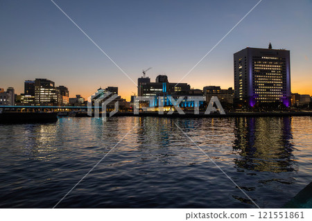 Illuminated Yokohama Port in the evening 121551861