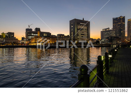 橫濱港的夜景燈火通明 121551862