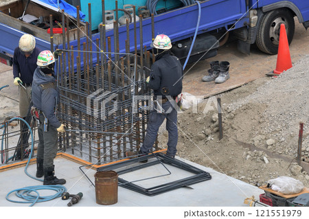 新公寓的施工現場,鋼筋工人的工作現場 新公寓的施工現場,鋼筋工人的工作現場 121551979