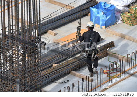 施工現場鋼筋工作用於吊索工作 121551980