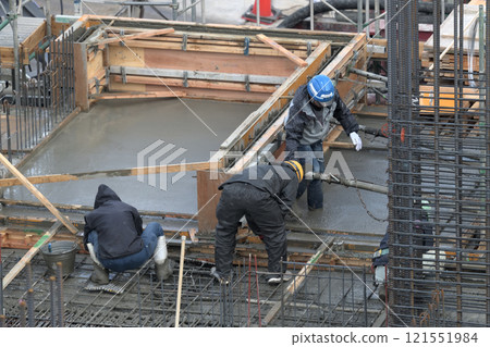 工地：新建公寓、混凝土澆築、抹灰作業 121551984