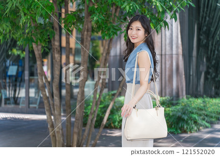 走在辦公室的女實業家 121552020