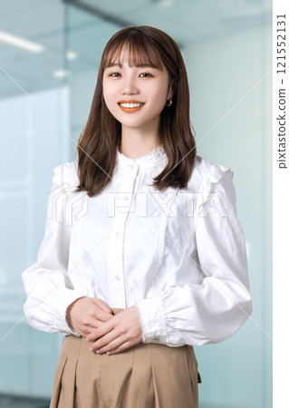 Smiling young woman / business woman Smiling young woman / business woman 121552131