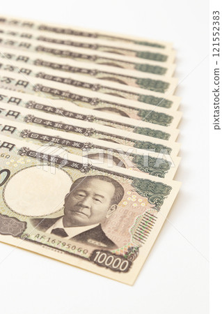 白色背景上的 100,000 日元 121552383