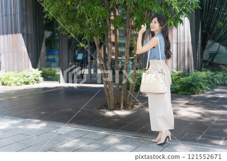 走在辦公室的女實業家 121552671