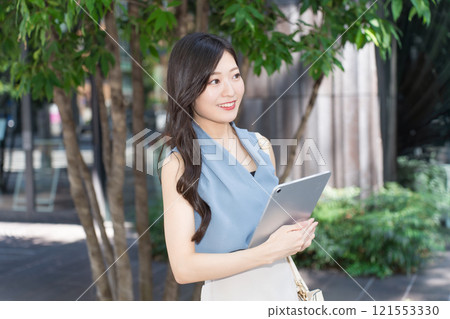 辦公區有平板電腦設備的女商人 121553330