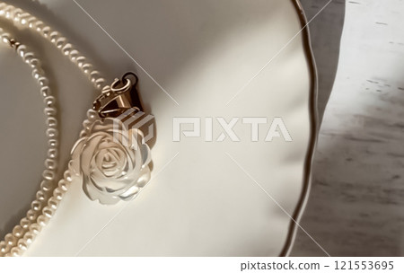 灰白色盤子上刻有玫瑰吊墜頭的項鍊 121553695