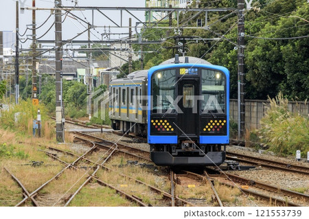 鶴見線E131系列列車在淺野站進入海芝浦支線 121553739