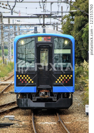 鶴見線E131系列列車在鶴見線淺野站附近運行 121553760
