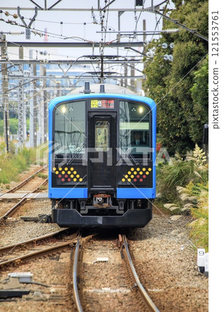 鶴見線E131系列列車在鶴見線淺野站附近運行 121553761