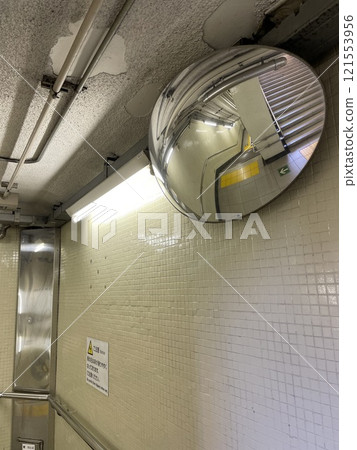 Convex mirror at the station entrance② 121553956