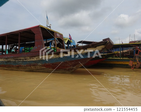 [Cambodia] Boats parked at a dock on Tonle Sap Lake 121554455