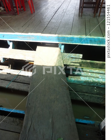 [Cambodia] Tonle Sap Lake: Wooden board hung between a boat and a building 121554461
