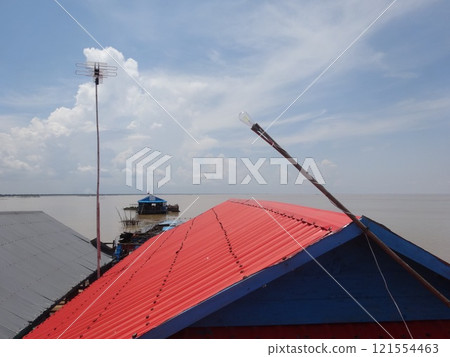 [Cambodia] View of Tonle Sap Lake from the rooftop of a floating building 121554463