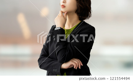 A woman thinking/businesswoman 121554494