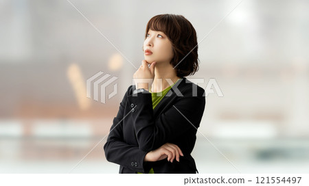 善於思考的女性/女商人 善於思考的女性/女商人 121554497