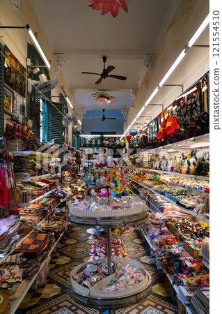 越南胡志明市紀念品雜貨店風景 越南胡志明市紀念品雜貨店風景 121554510