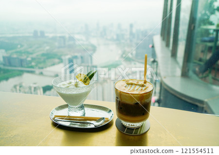 位於高層的時尚咖啡館，俯瞰胡志明市的城市 121554511