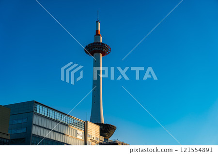 京都站前的京都塔 121554891