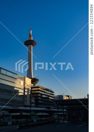 京都站前的京都塔 121554894