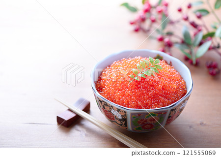 鮭魚子盛在盤子裡 121555069