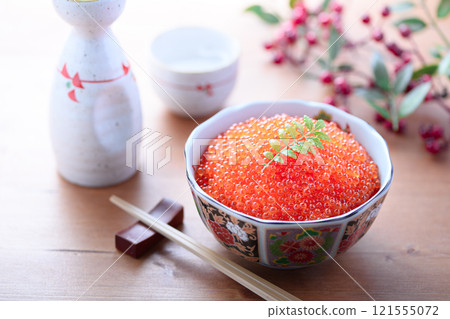 鮭魚子盛在盤子裡 121555072