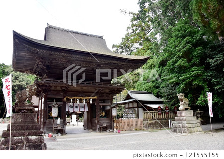 The tower gate and main building of Goshin Shrine in Yasu City, Shiga Prefecture 121555155